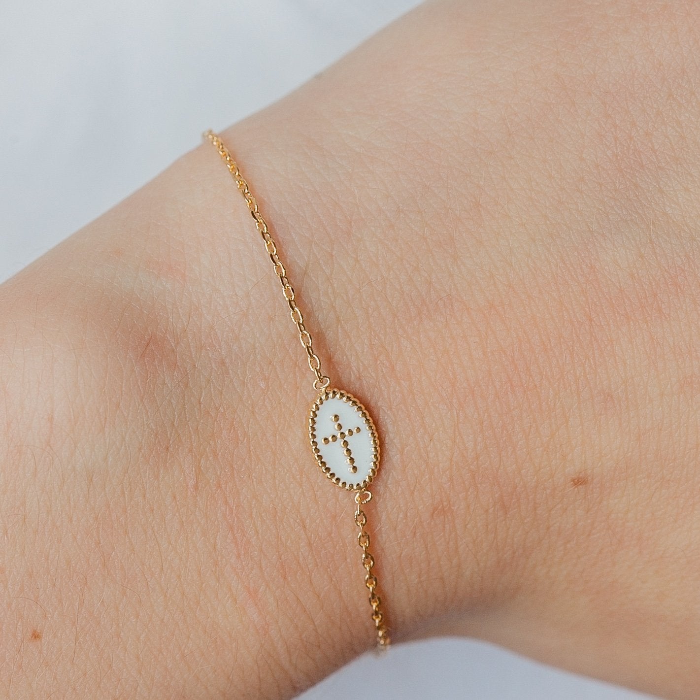 Armband mit weißem Kreuz - 16k vergoldet