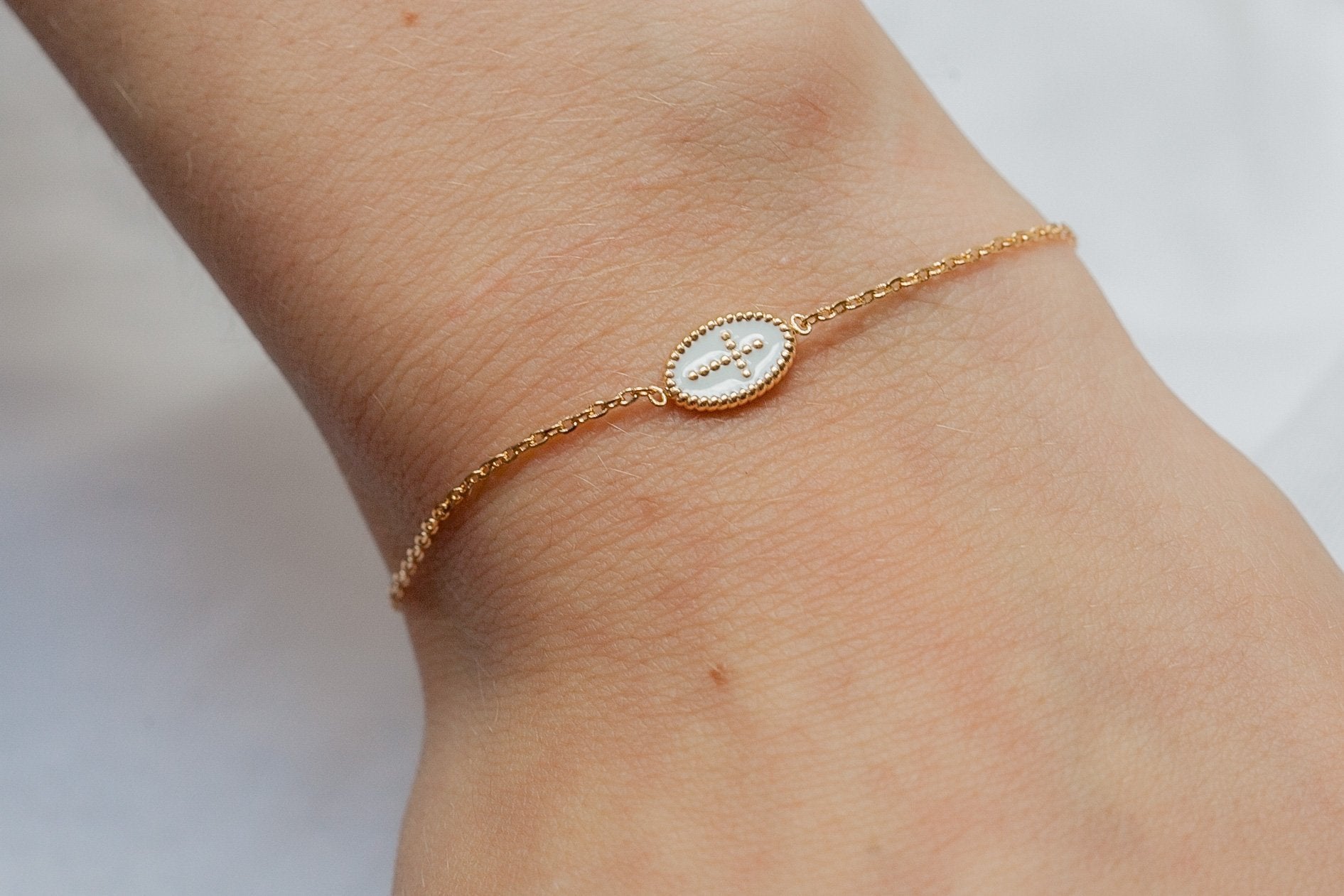 Armband mit weißem Kreuz - 16k vergoldet