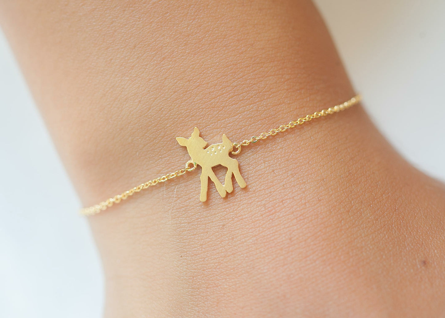 Goldfarbenes Armband mit Rehkitz – Zarte Eleganz und natürlicher Charme