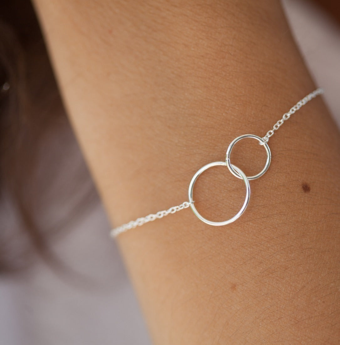 Armband mit verschlungenen Ringen aus Silber