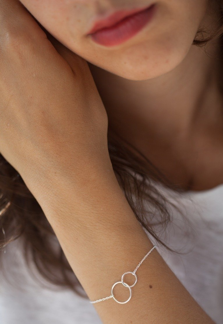 Armband mit verschlungenen Ringen aus Silber