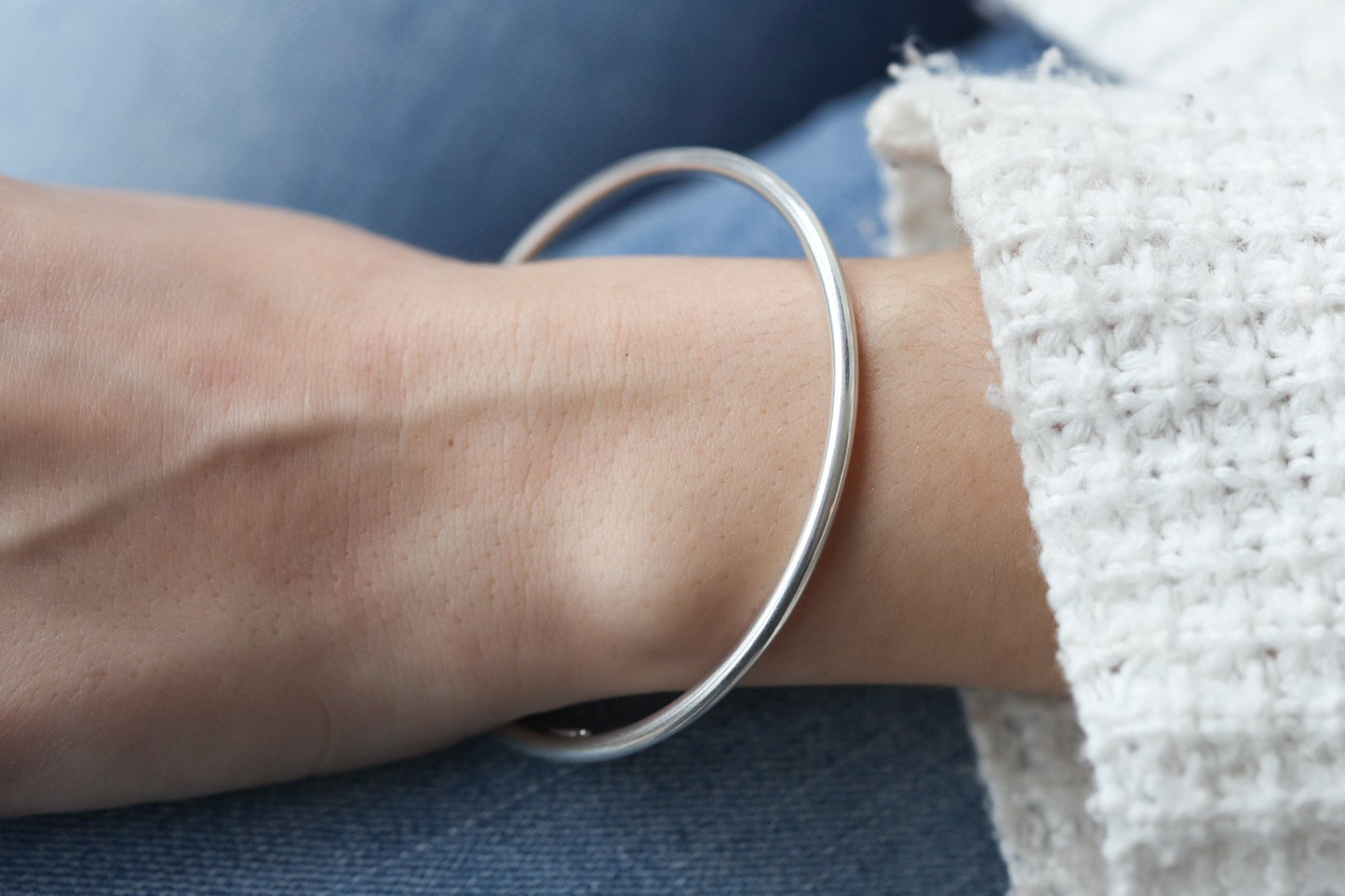 runder armreif aus silber