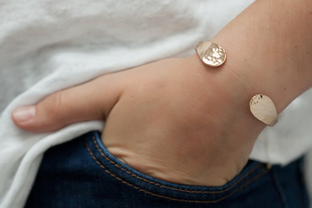 Armreif mit 2 Tropfen, gehämmert Vergoldet