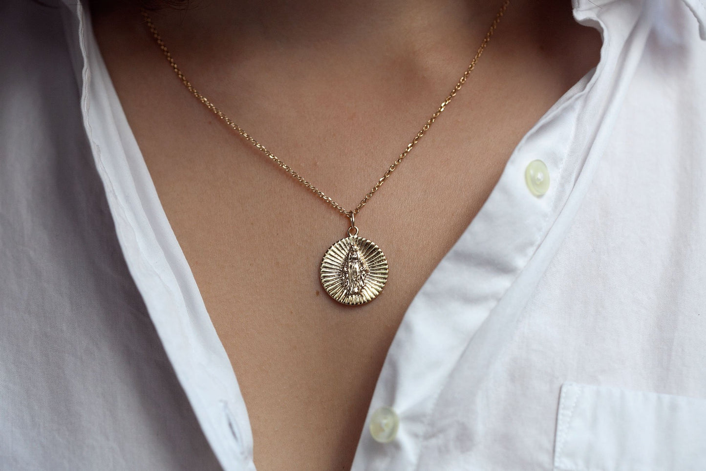 Kette mit dem Anhänger der heiligen Maria vergoldet