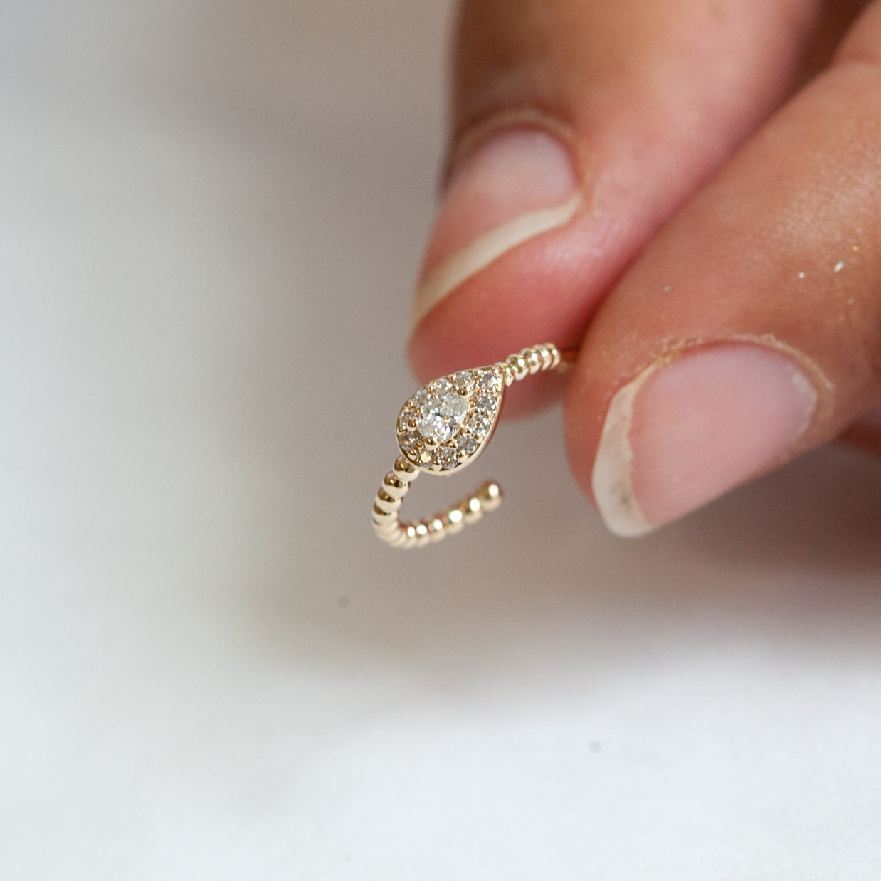 halbrunde Ohrringe mit Zirkoniastein - 16K vergoldet