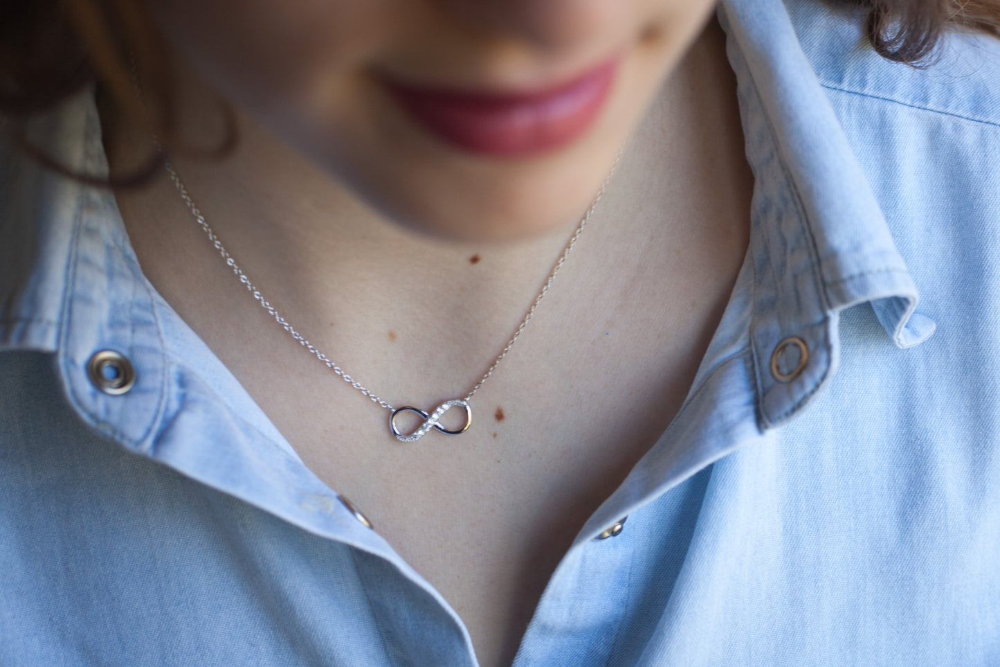 Infinity-Kette aus Silber mit Strass besetzt