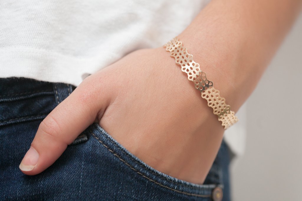 Filigraner detaillierter Armreif 16K vergoldet