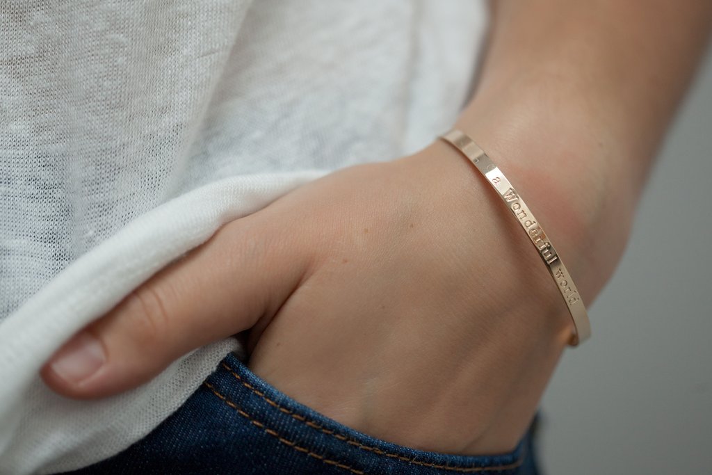 Armreif mit "A wonderful world" Vergoldet