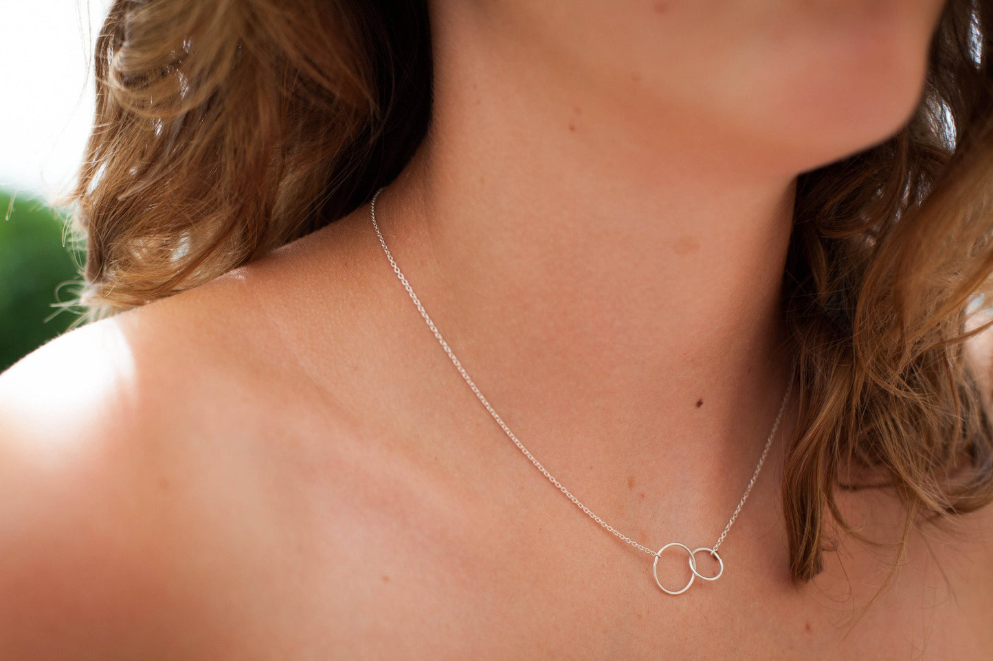 Halskette mit verschlungenen Ringen aus Silber