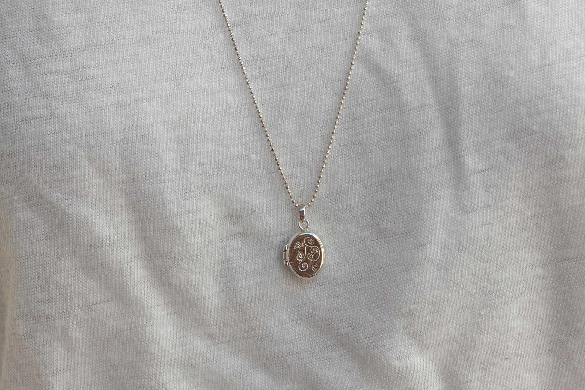 Detailansicht des Medaillons – glänzendes Silber, feine Verarbeitung