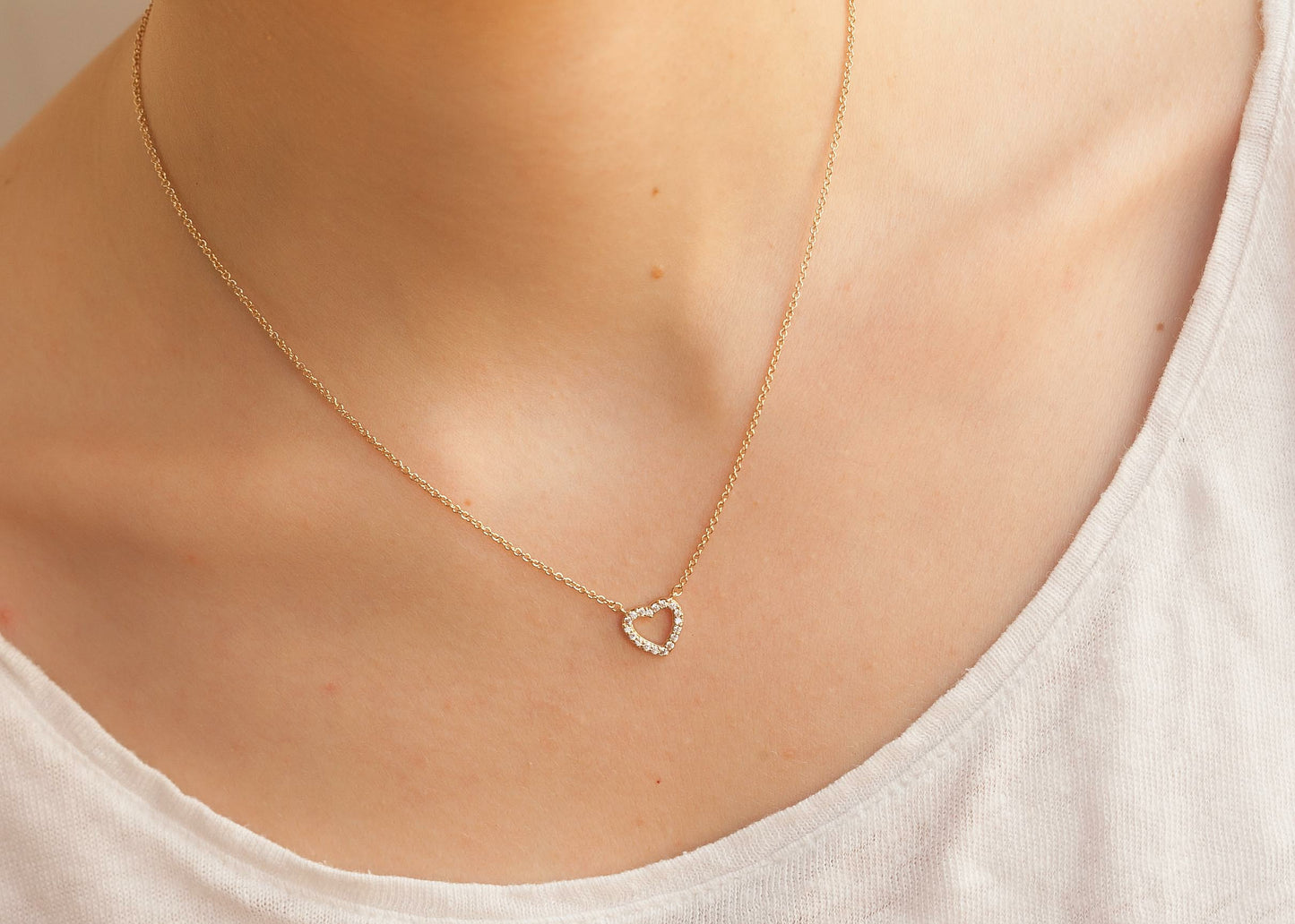 Frau trägt eine elegante Herzkette mit Zirkonia