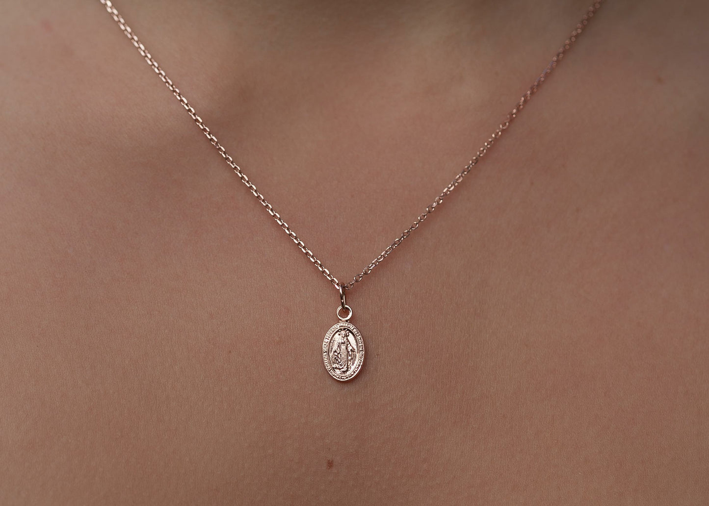 Kette mit dem Anhänger der heiligen Maria Rosévergoldet,