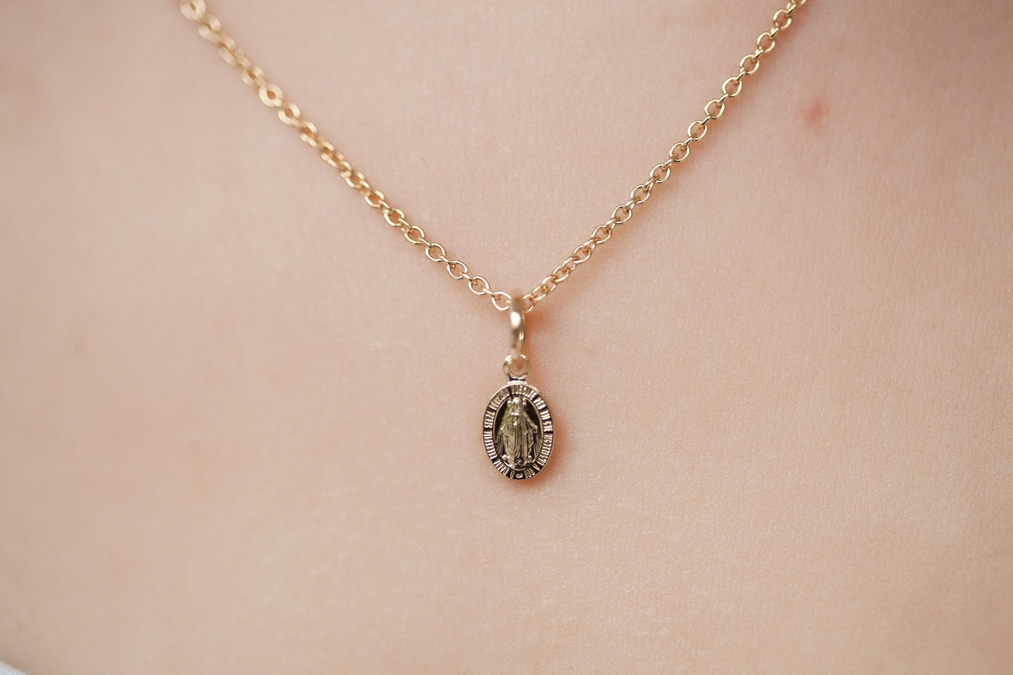 Kette mit Madonna-Anhänger vergoldet, Marienbild als Schutzsymbol und Talisman