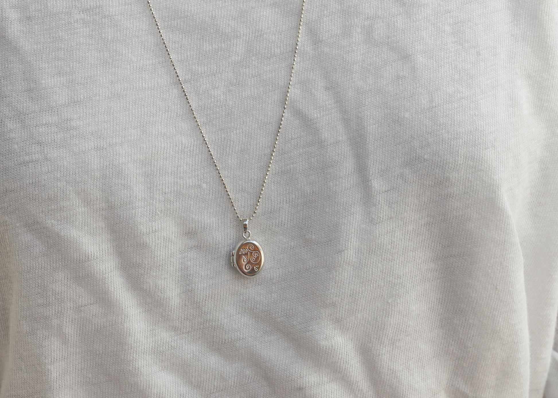 Medaillon mit Foto in Schmuckschachtel – Geschenkidee für Frauen