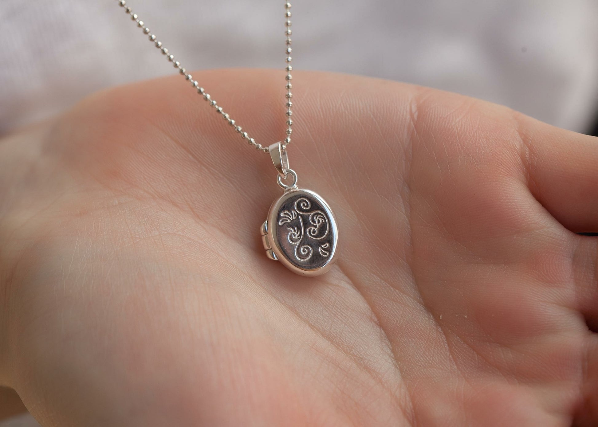 Silbernes Medaillon mit Foto – Vorderansicht geschlossen