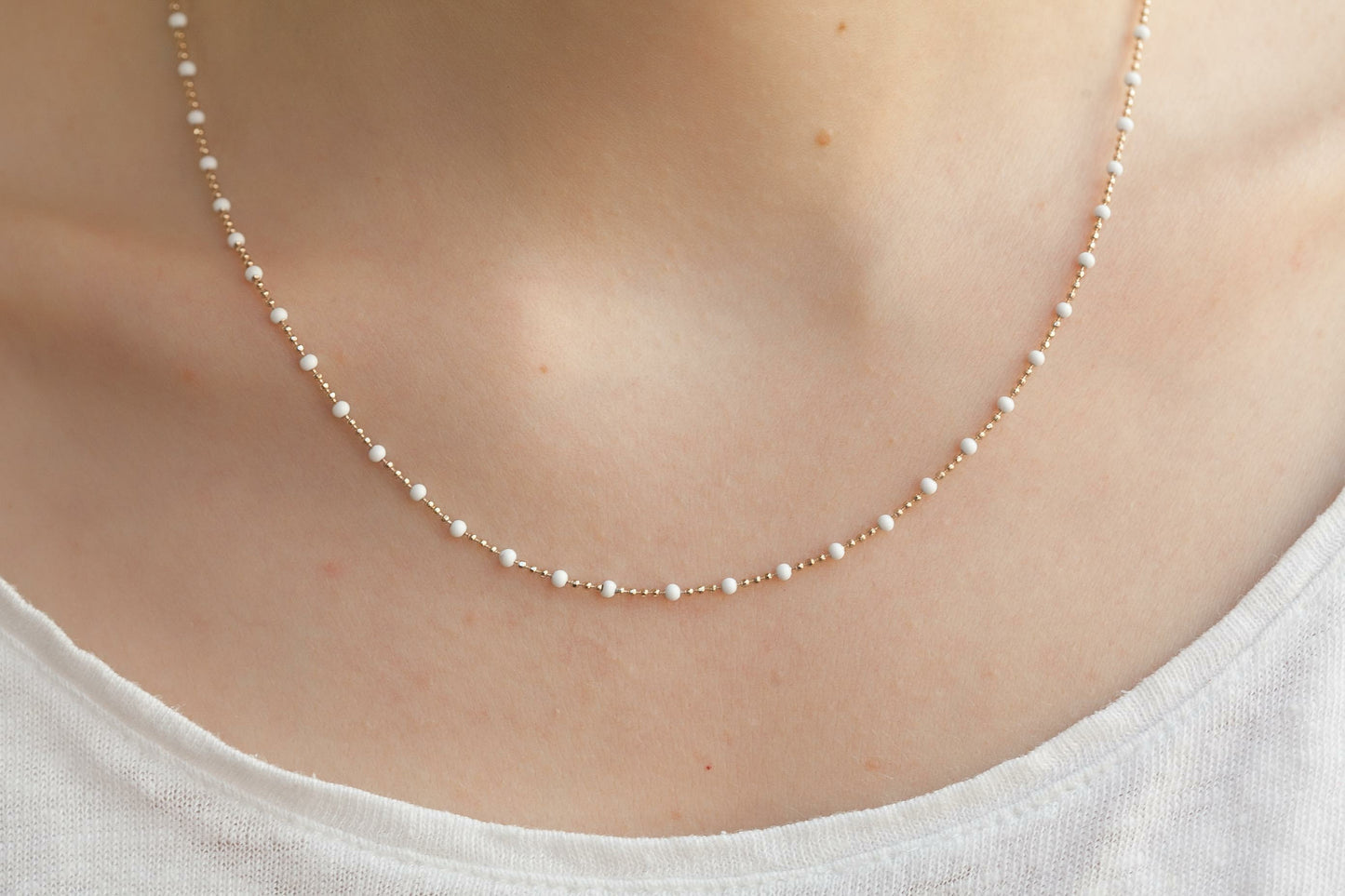 Kette mit weißen Perlen  - 16K vergoldet