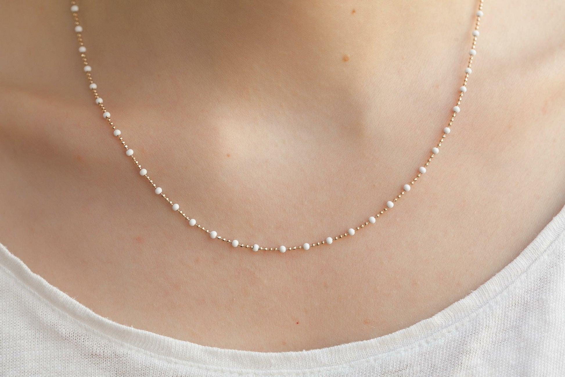 Kette mit weißen Perlen  - 16K vergoldet