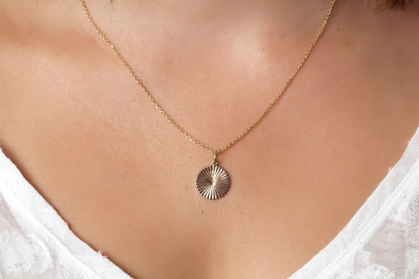 Kette mit Münze & Sonnenstrahlen - 16Karat vergoldet