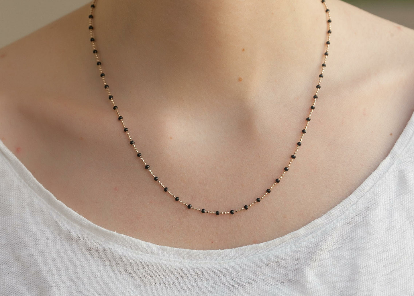 Kette mit schwarzen Perlen - 16K vergoldet