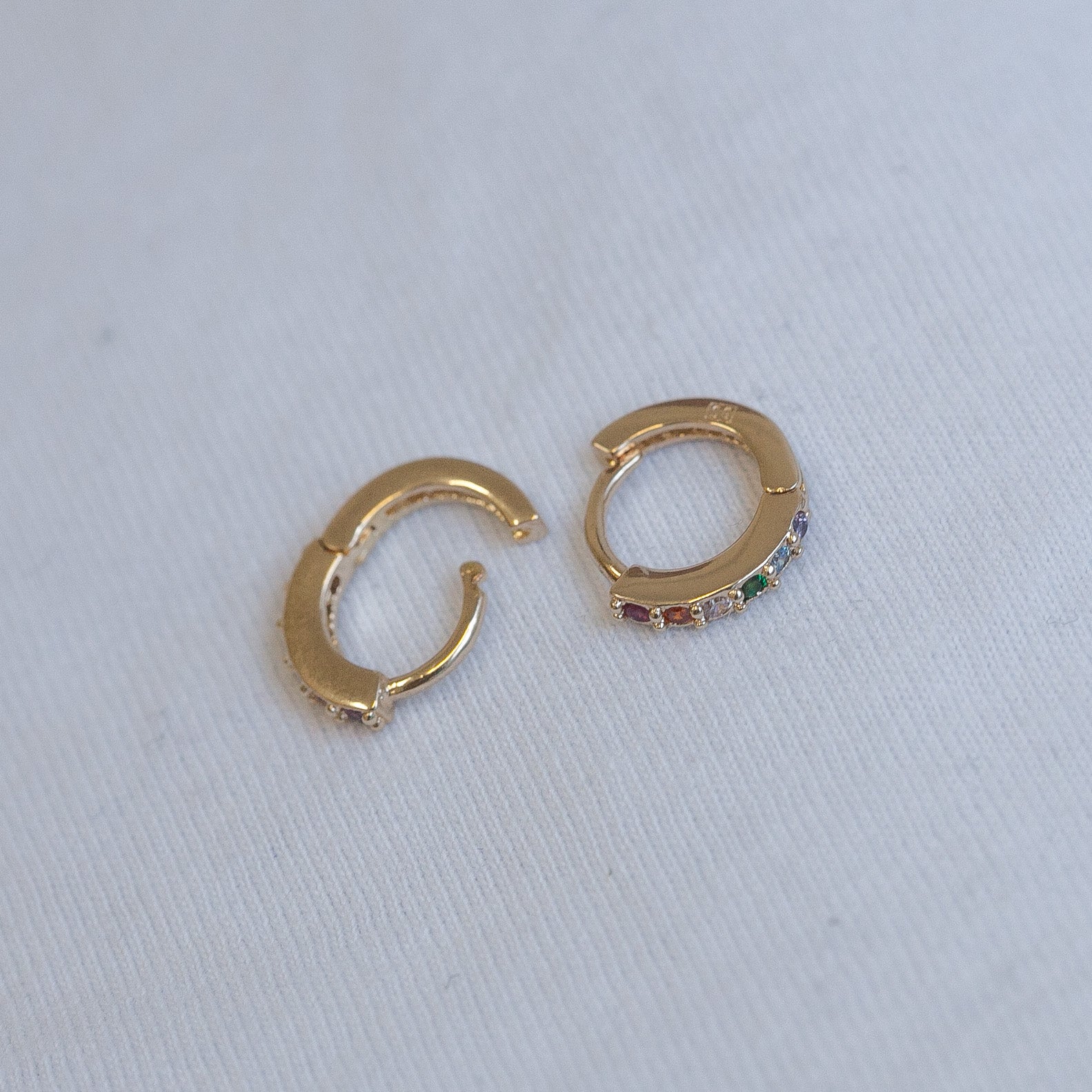 Regenbogen Creolen mit bunten Zirkonia Steinchen