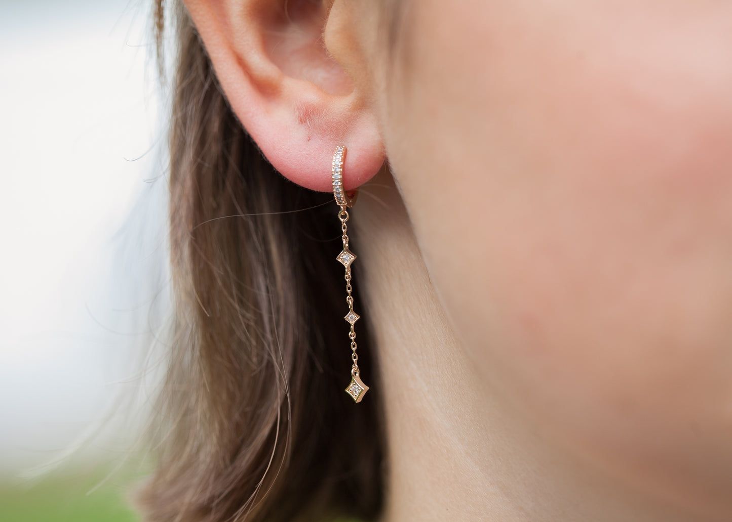 vergoldete Creolen mit Kette und Zirkonia