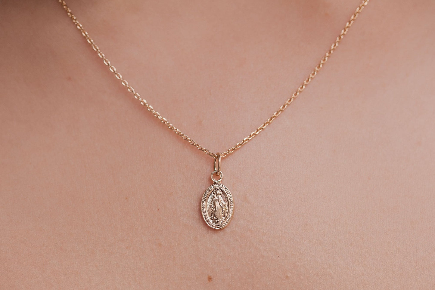 Kette mit Madonna-Anhänger vergoldet, Marienbild als Schutzsymbol und Talisman