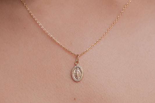 Kette mit Madonna-Anhänger vergoldet, Marienbild als Schutzsymbol und Talisman