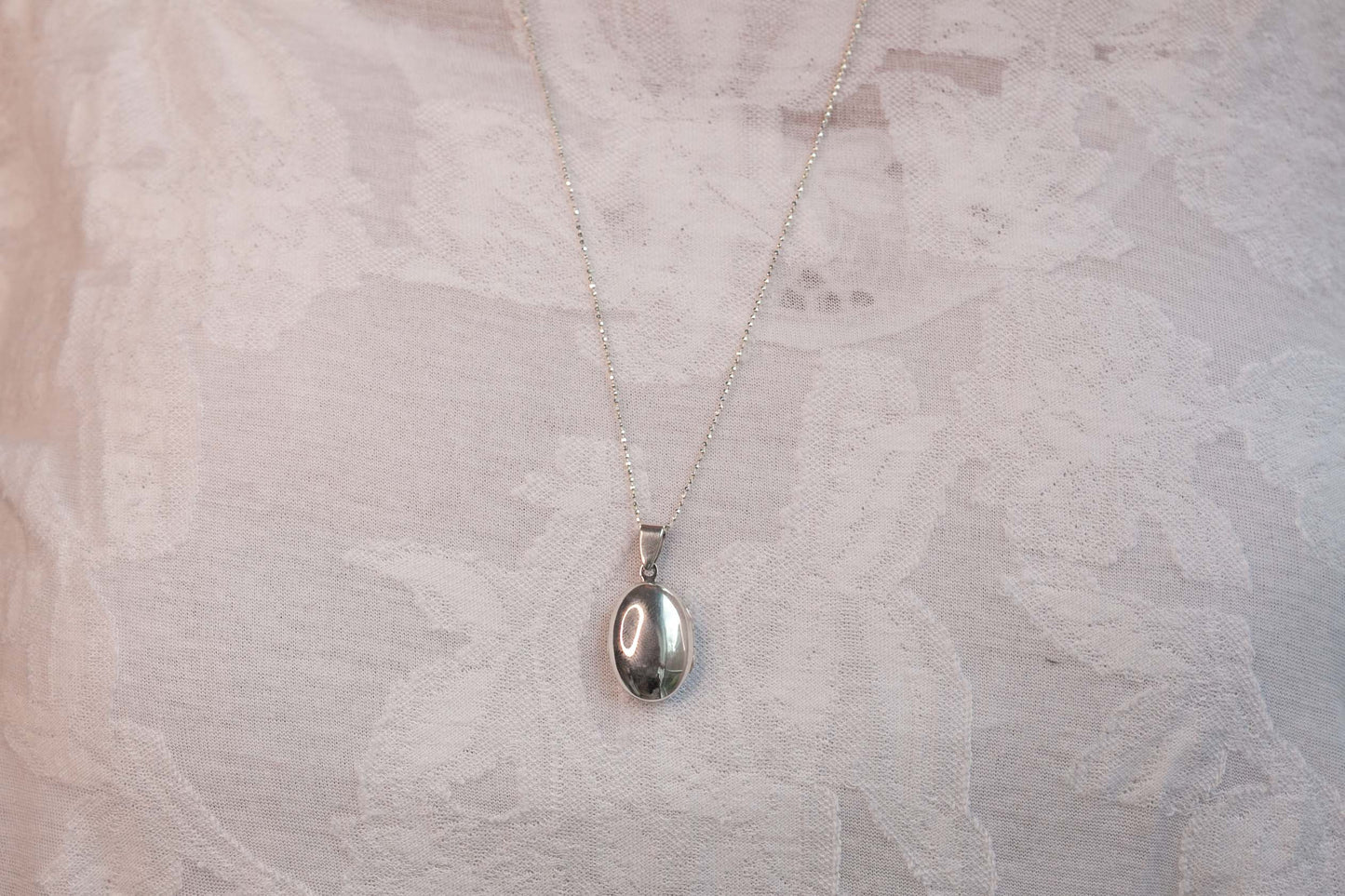 Ovaler Foto Anhänger aus Silber mit Kette