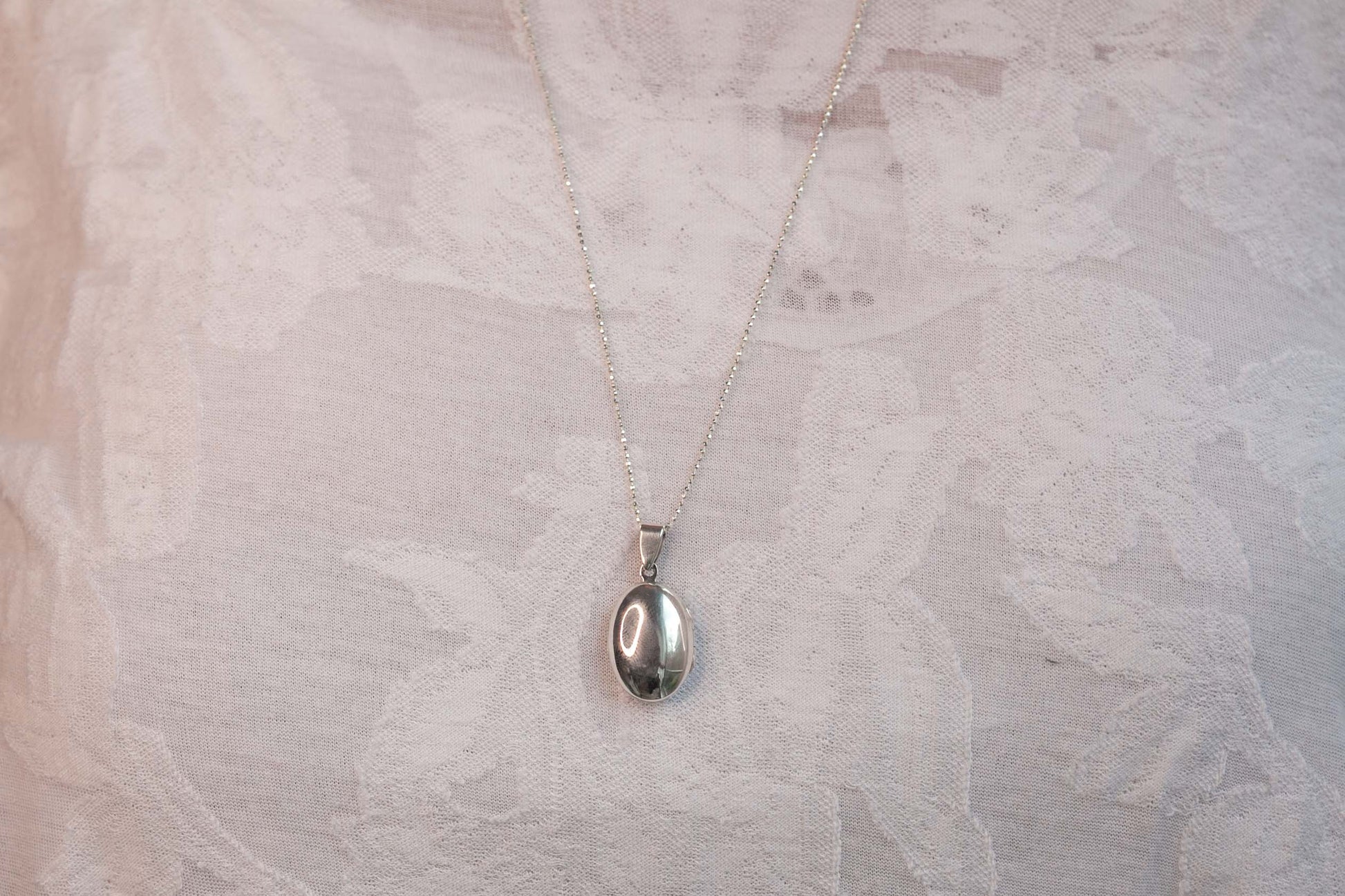 Ovaler Foto Anhänger aus Silber mit Kette