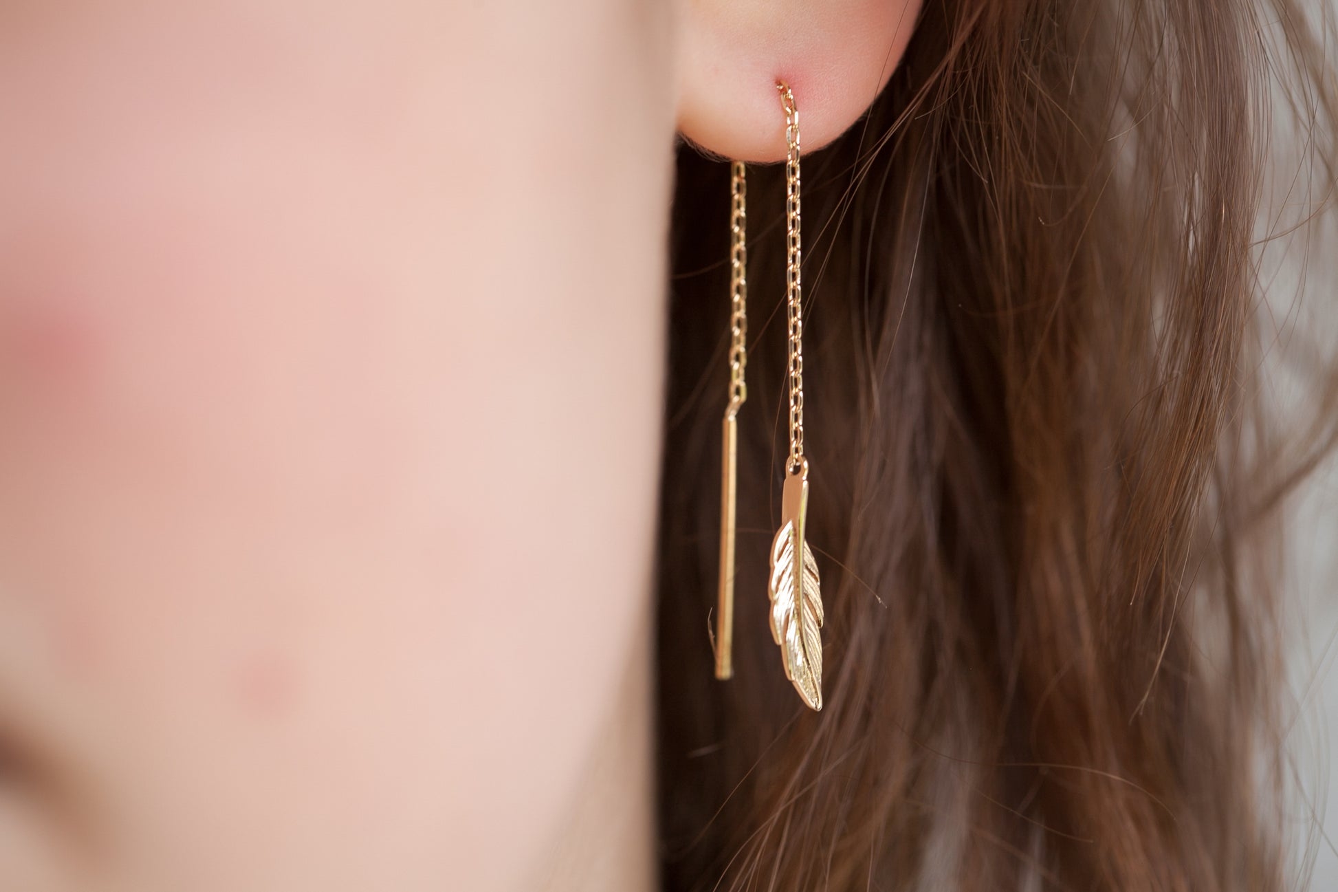 Damen Ohrhänger Lang Feder Vergoldet - Durchzieh-Ohrringe mit Blatt