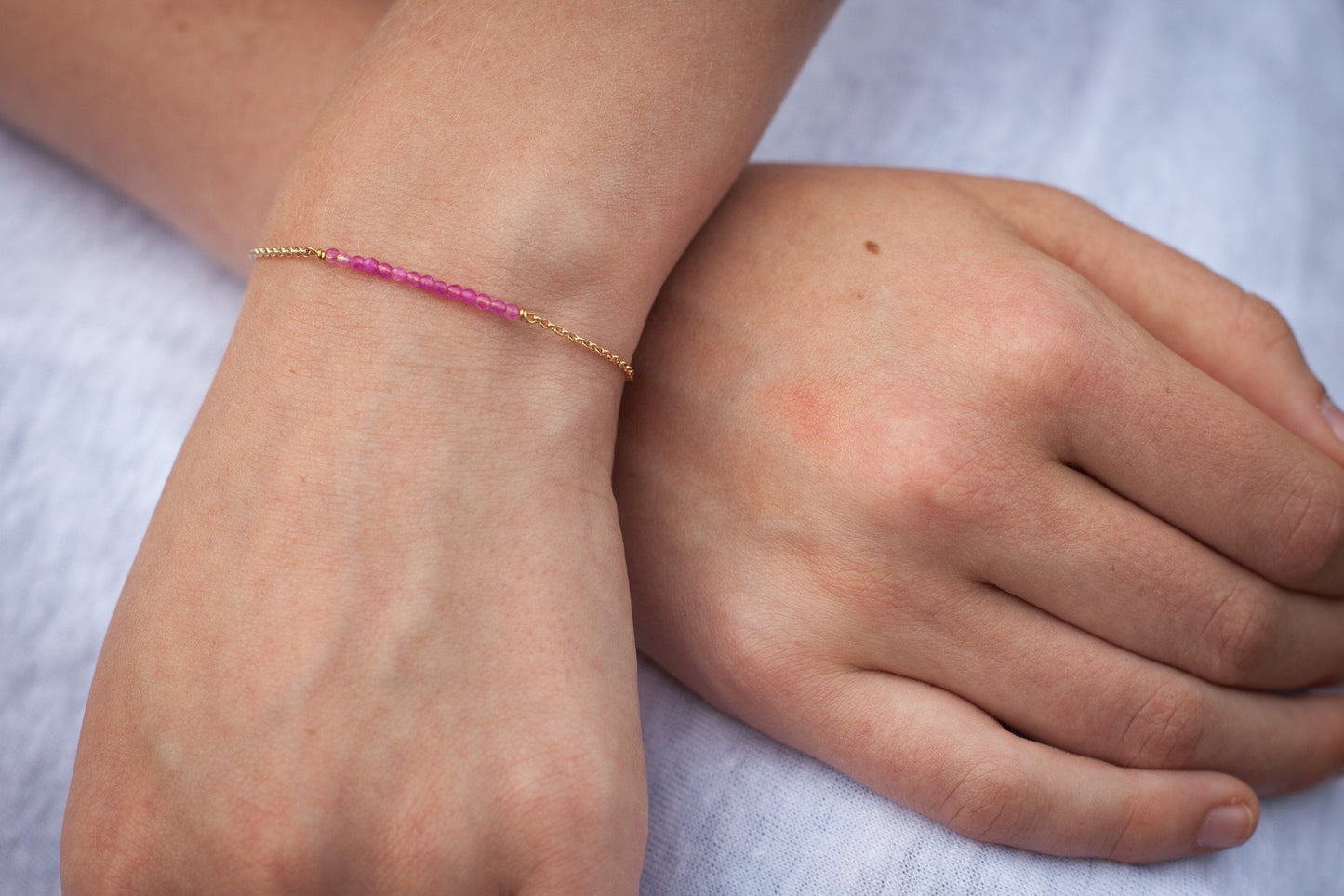 Armband mit facettierten Glasperlen - 16 Karat vergoldet