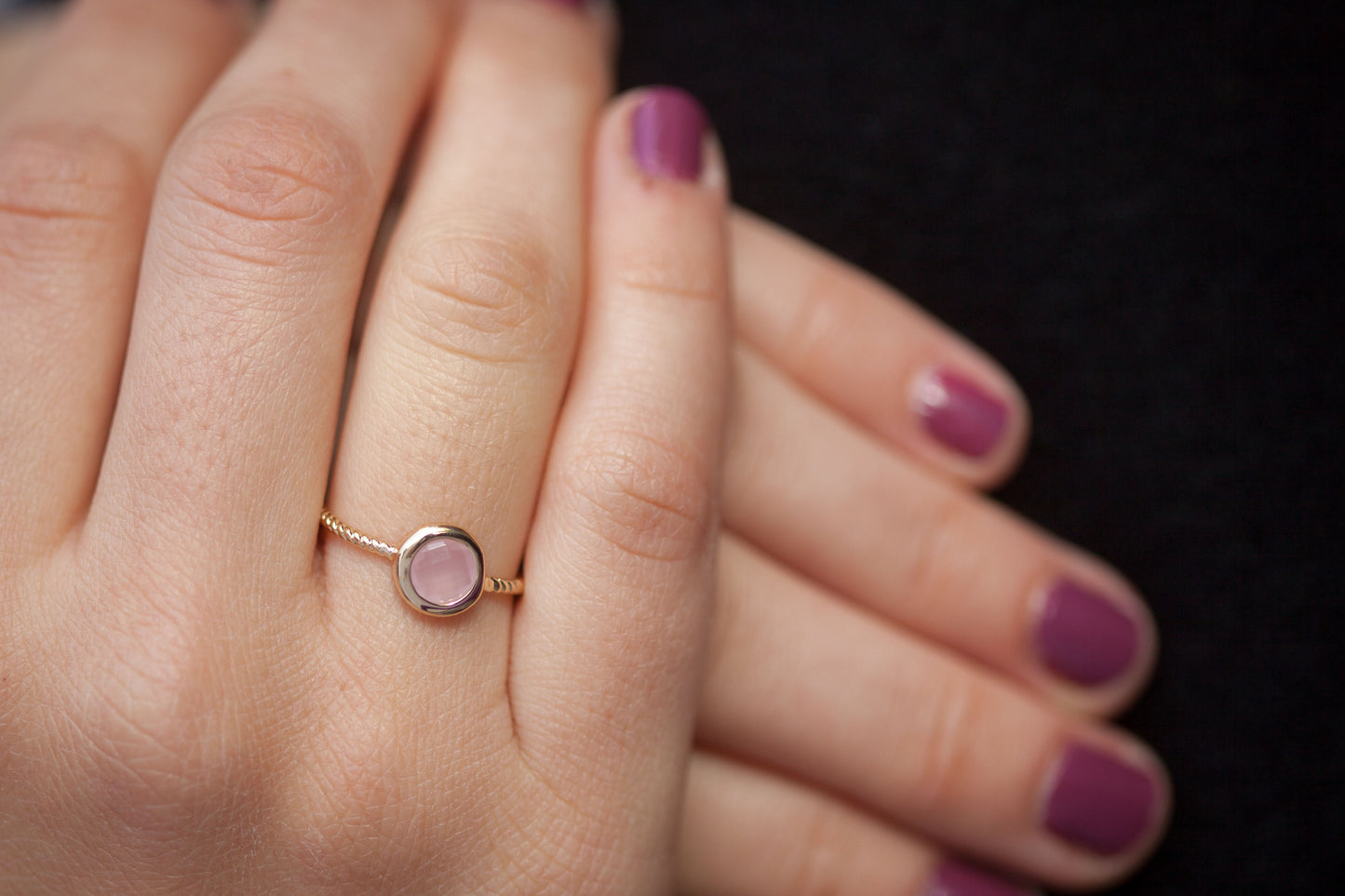 Ring mit rosa Stein, vergoldet