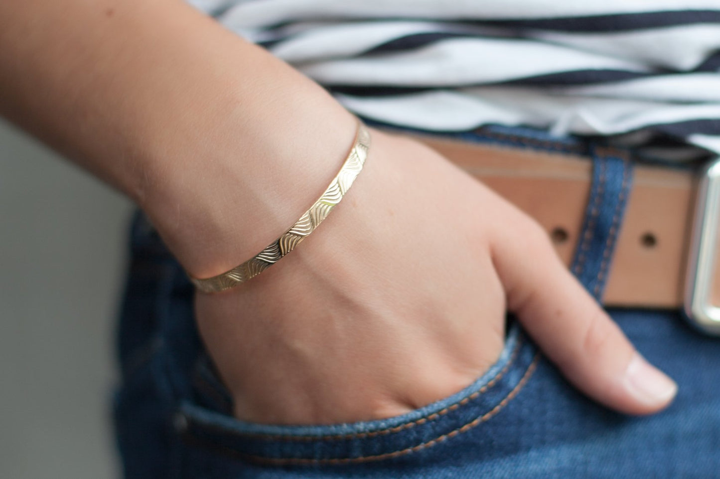 Armreif mit wellenförmigem Muster - Vergoldet
