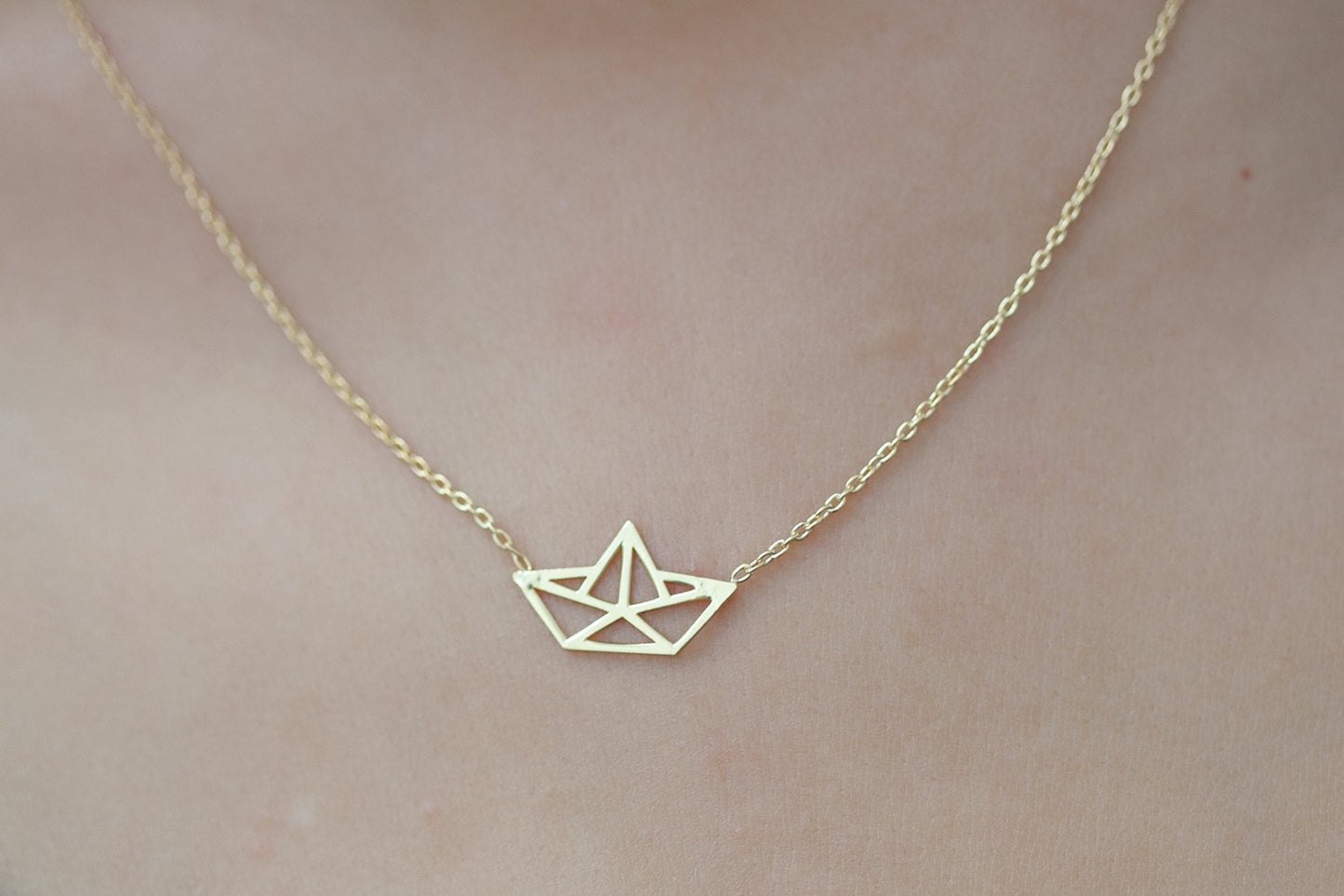 Kette mit Origami Papierschiff - 16 Karat vergoldet