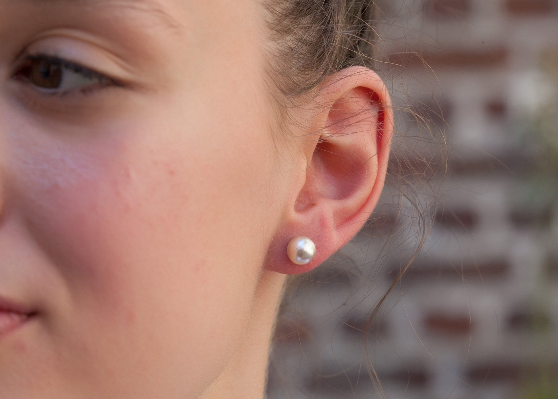 Vergoldete Perlenohrringe im Alltag getragen – stilvoller Damenschmuck