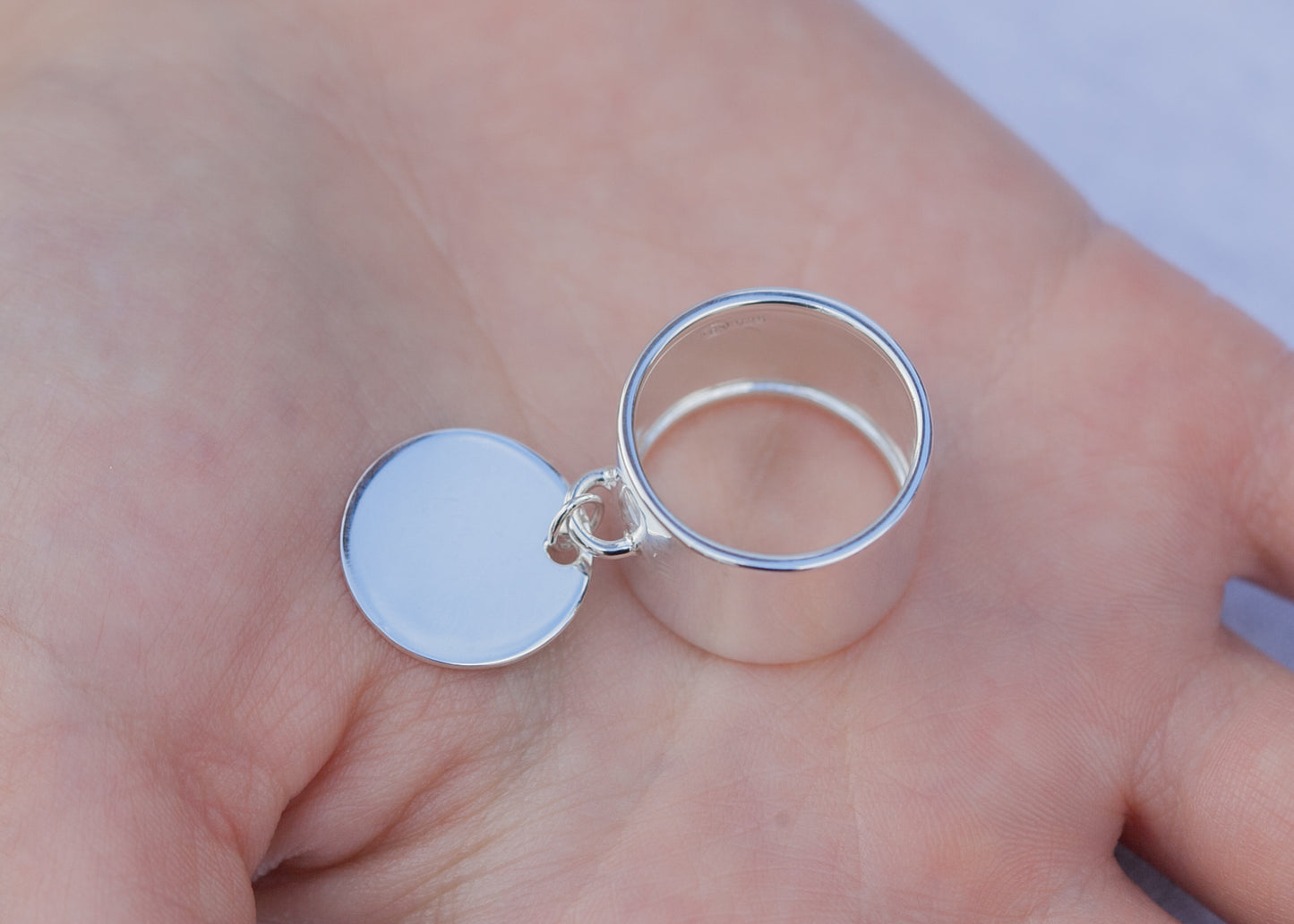 Ring mit rundem Plättchen aus Silber