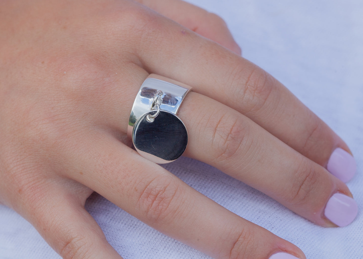 Ring mit rundem Plättchen aus Silber