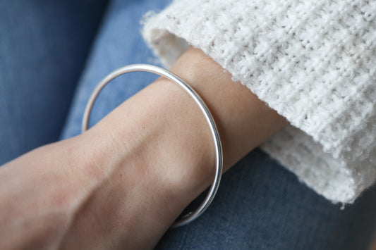 schlichter runder Armreif aus Silber