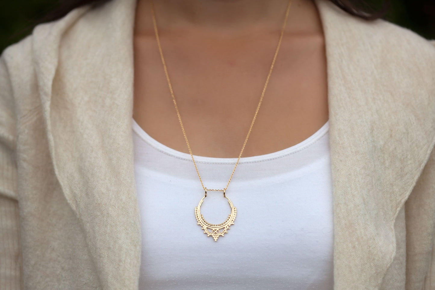 Lange Kette mit ethno-boho-Anhänger - 16Karat vergoldet