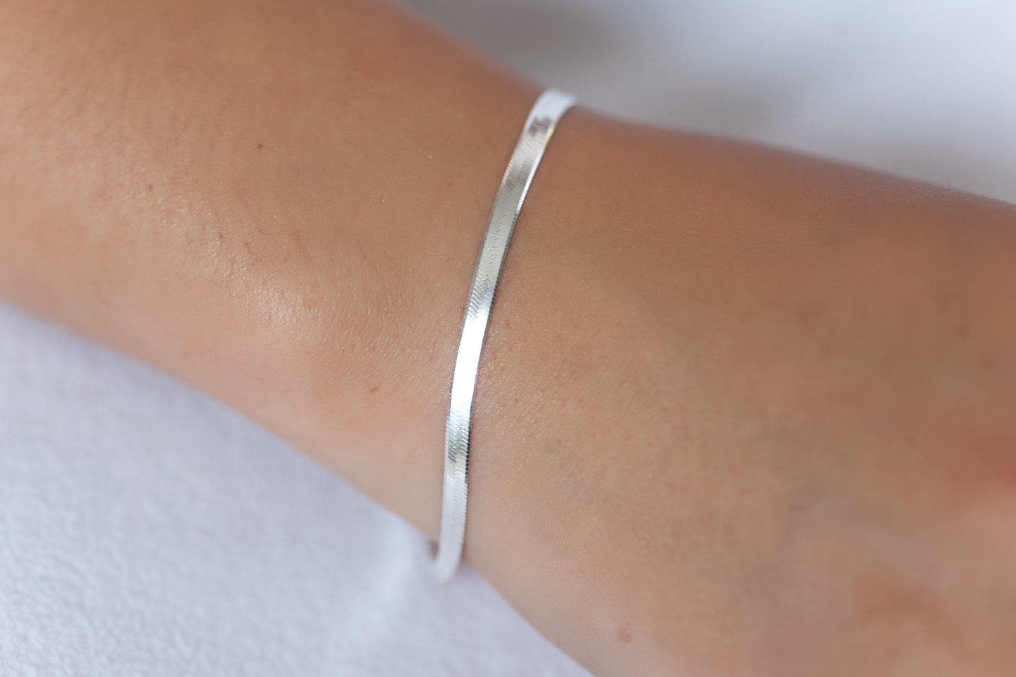 Flaches Schlangenarmband aus silber