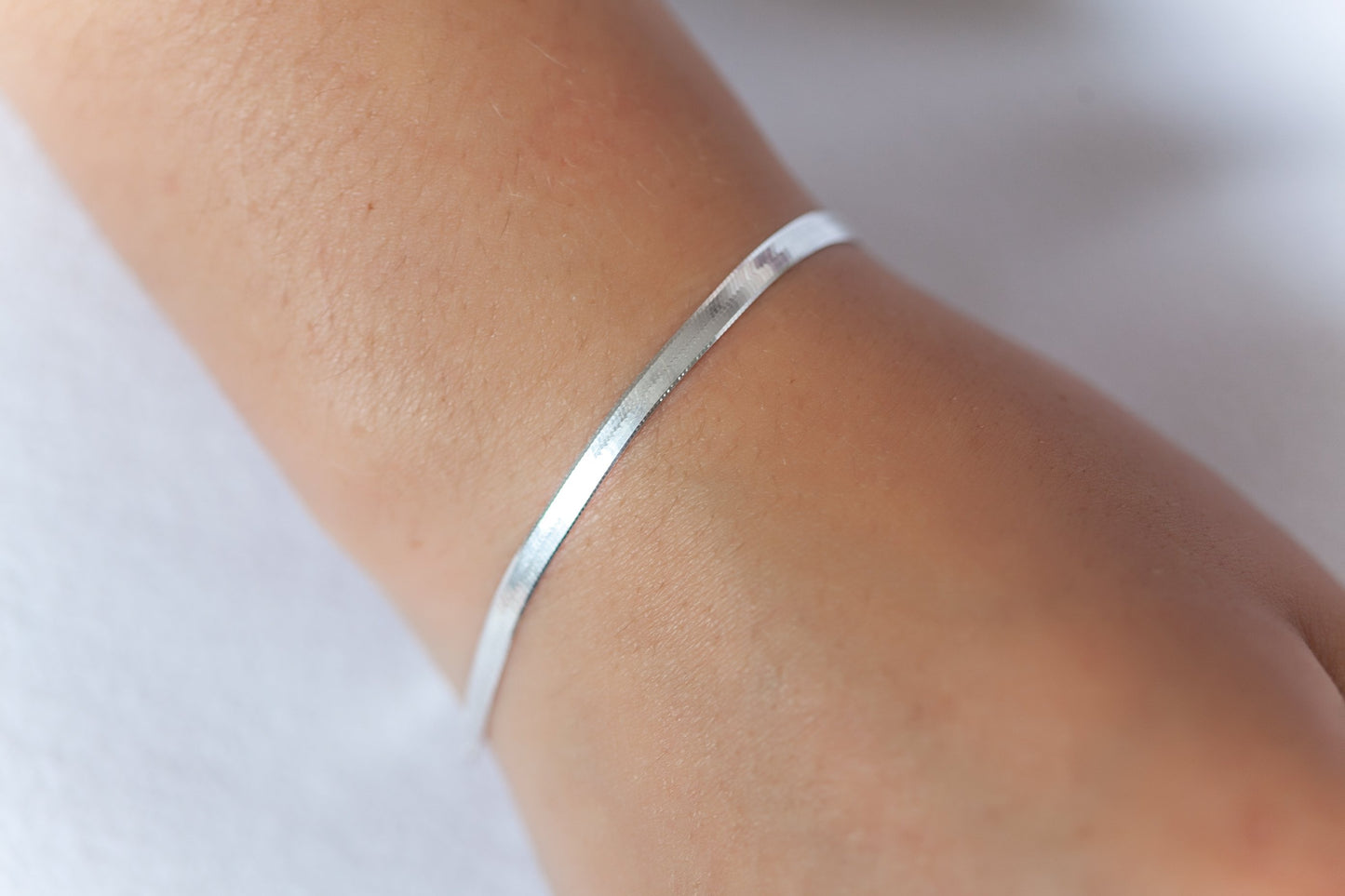 Flaches Schlangenarmband aus silber