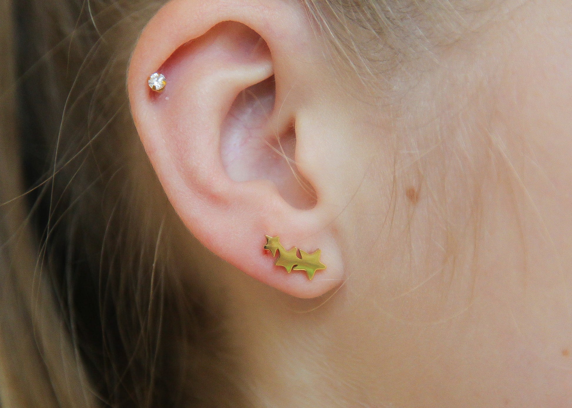 Ohrkletterer aus goldfarbenem Edelstahl mit zarten Sternen