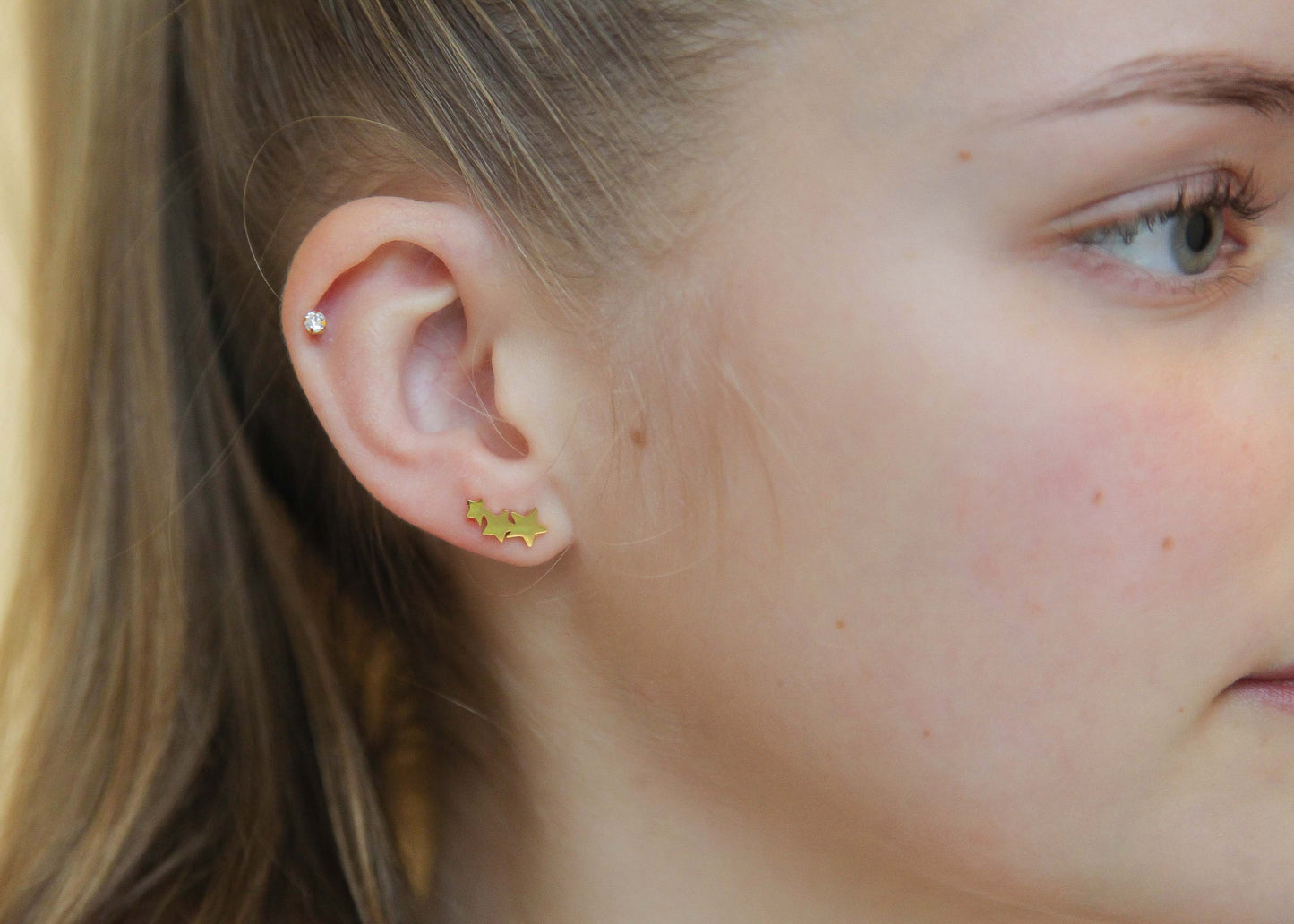 Ohrkletterer aus goldfarbenem Edelstahl mit zarten Sternen