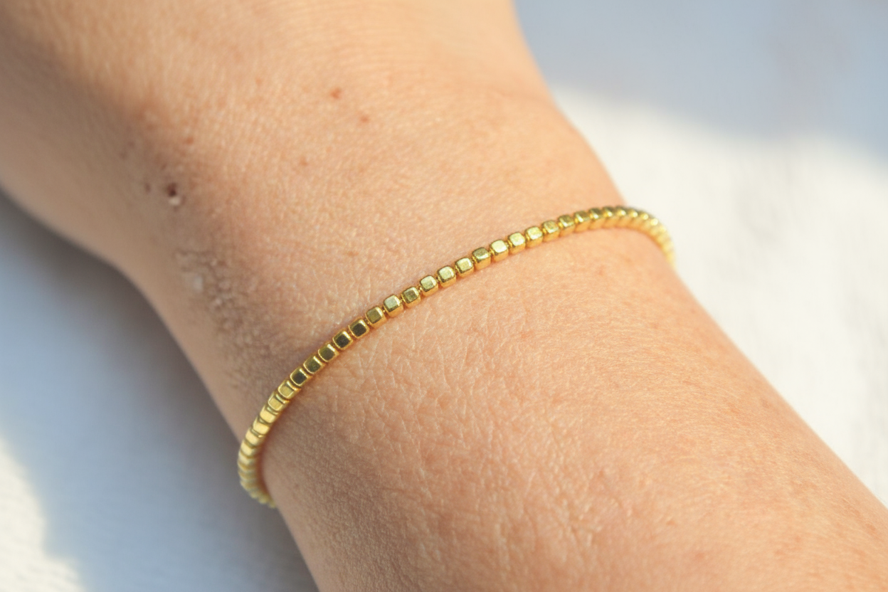 Armband vergoldet – zarte quadratische Perlen, verstellbar (16–19 cm)