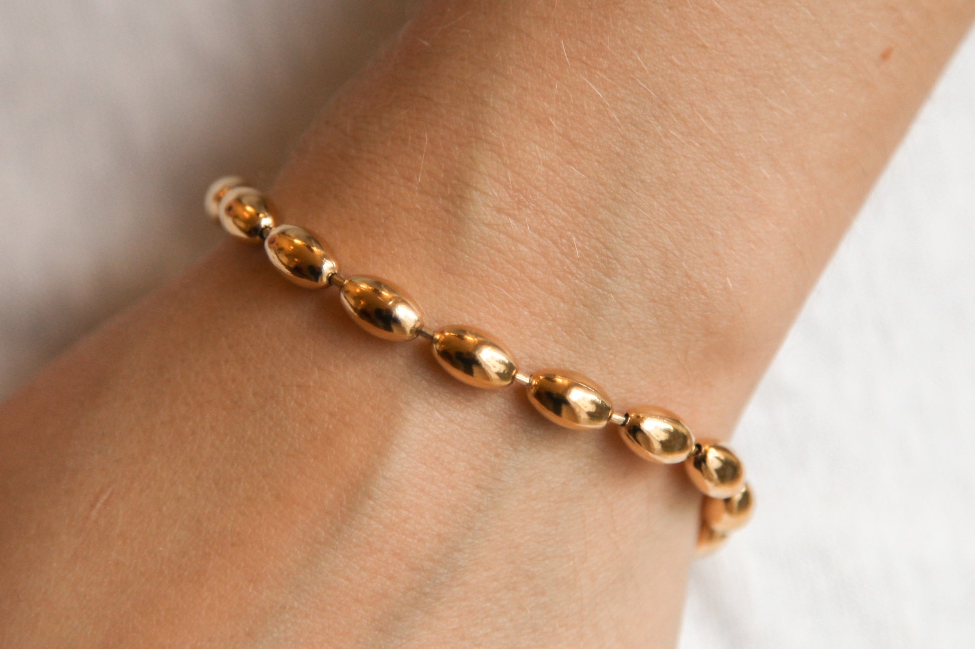 Armband aus goldfarbenem Edelstahl – Ovale Perlen, wasserfest & langlebig