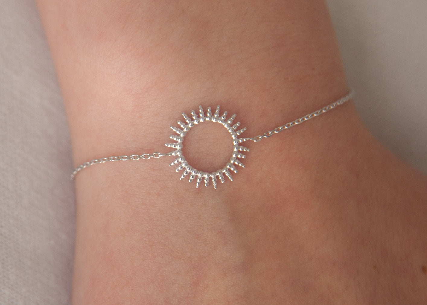 Armband mit Sonnensymbol aus Silber
