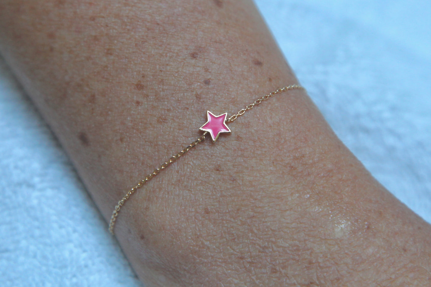 Vergoldetes Kinderarmband mit emailliertem Stern – Ein zartes Schmuckstück für die Kleinen