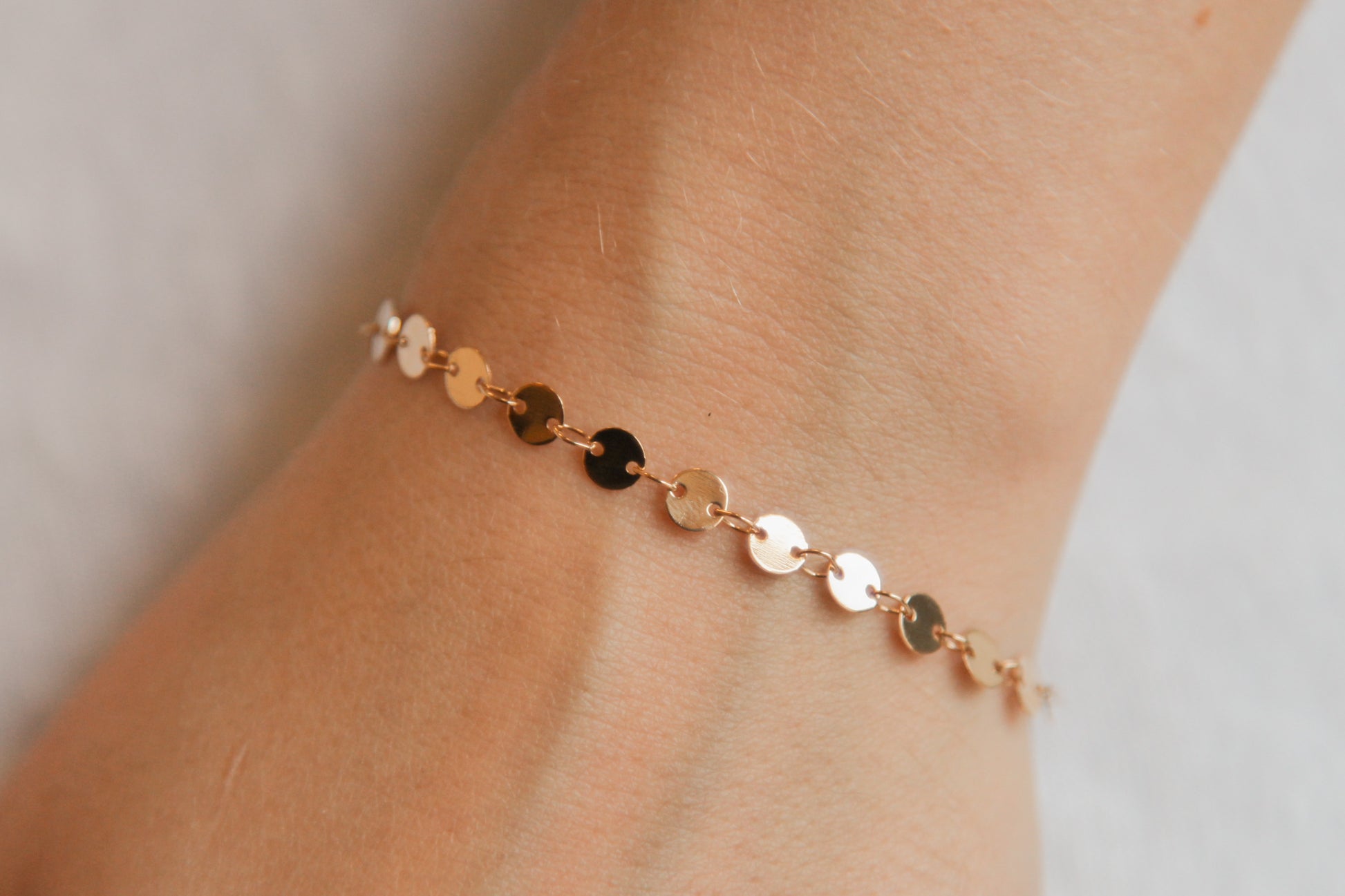 Zartes Armband – vergoldet, mit glänzenden Plättchen