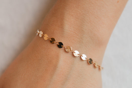 Zartes Armband – vergoldet, mit glänzenden Plättchen