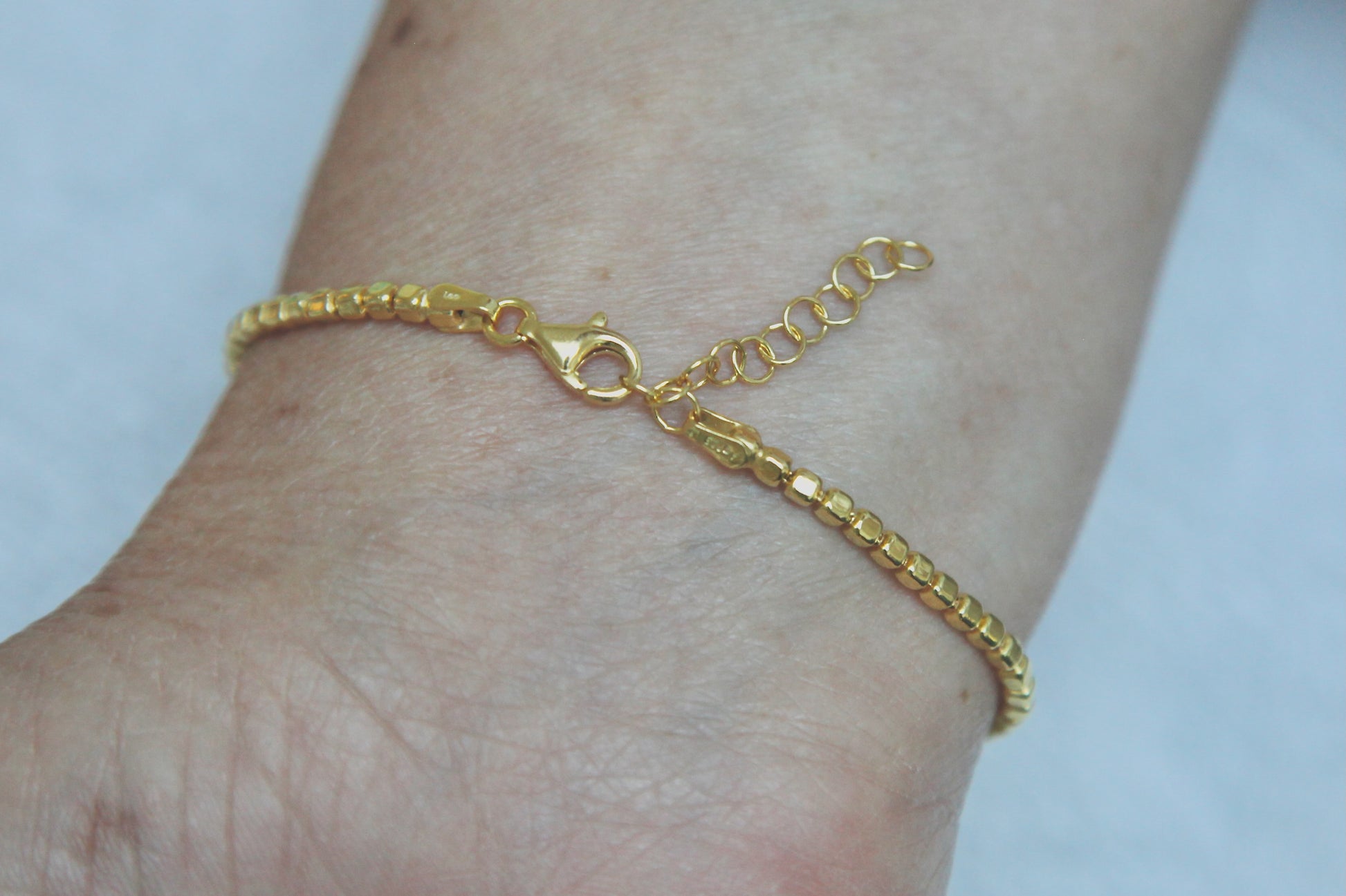 Armband vergoldet – zarte quadratische Perlen, verstellbar (16–19 cm)